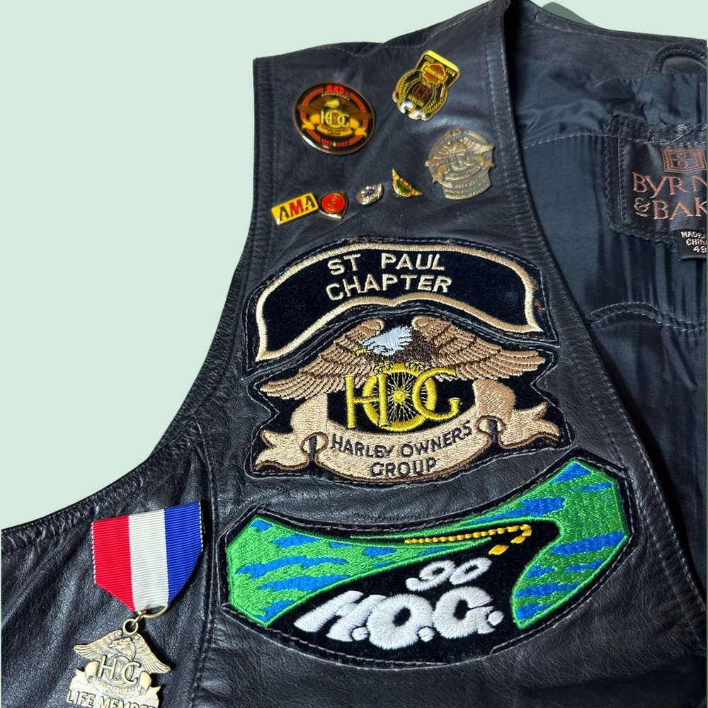 Vintage Womens Harley Davidson Motorcycle HOG Owners Club Leather Vest 50+ Pins - Picture 4 of 14